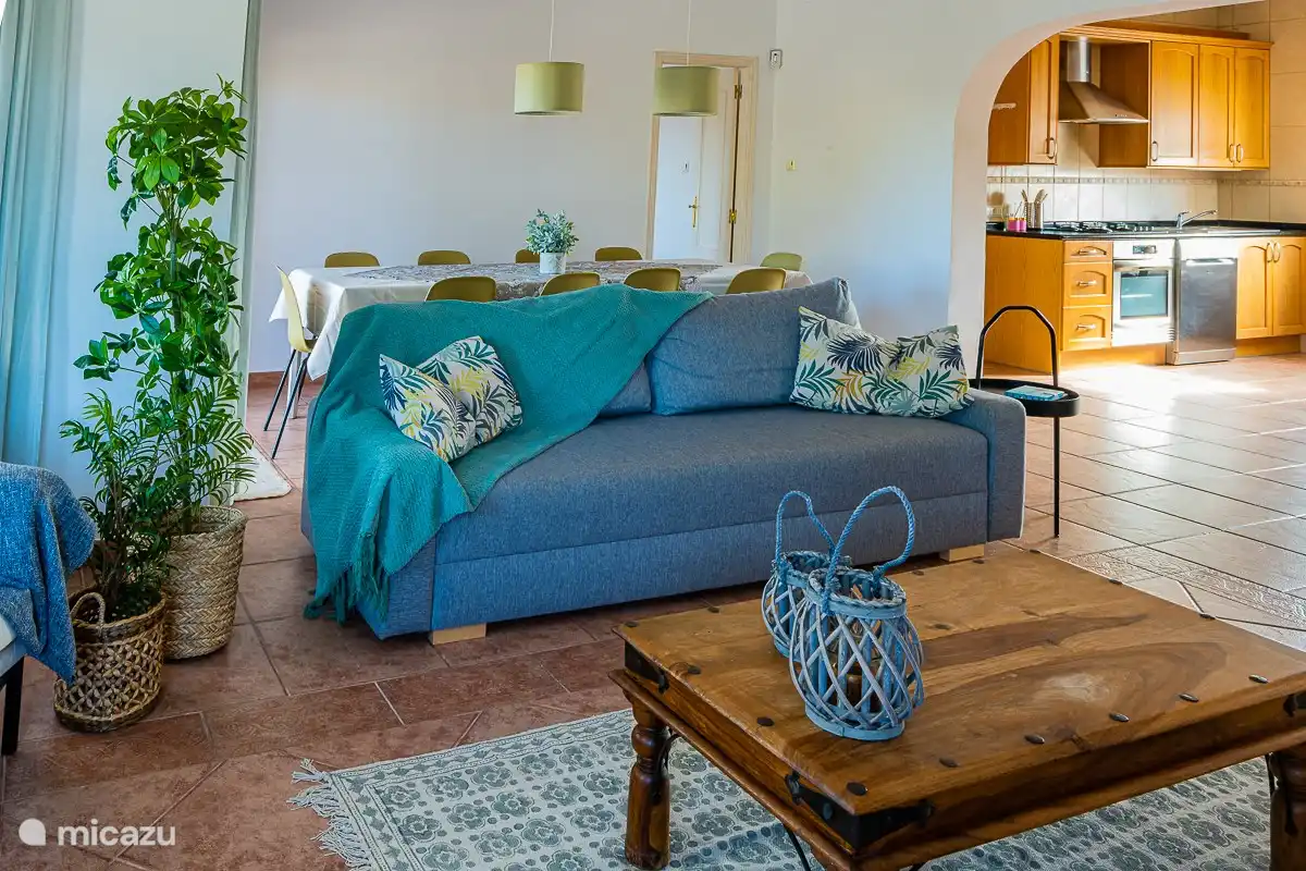 beaucoup de lumière dans chaque pièce, wifi et climatisation, canapé et canapé lit, vue depuis le séjour avec climatisation sur la cuisine ouverte