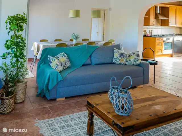 Finca Tropical - Montroy - Valence | Espagne, Valence, Montroy - villa beaucoup de lumière dans chaque pièce, wifi et climatisation, canapé et canapé lit, vue depuis le séjour avec climatisation sur la cuisine ouverte