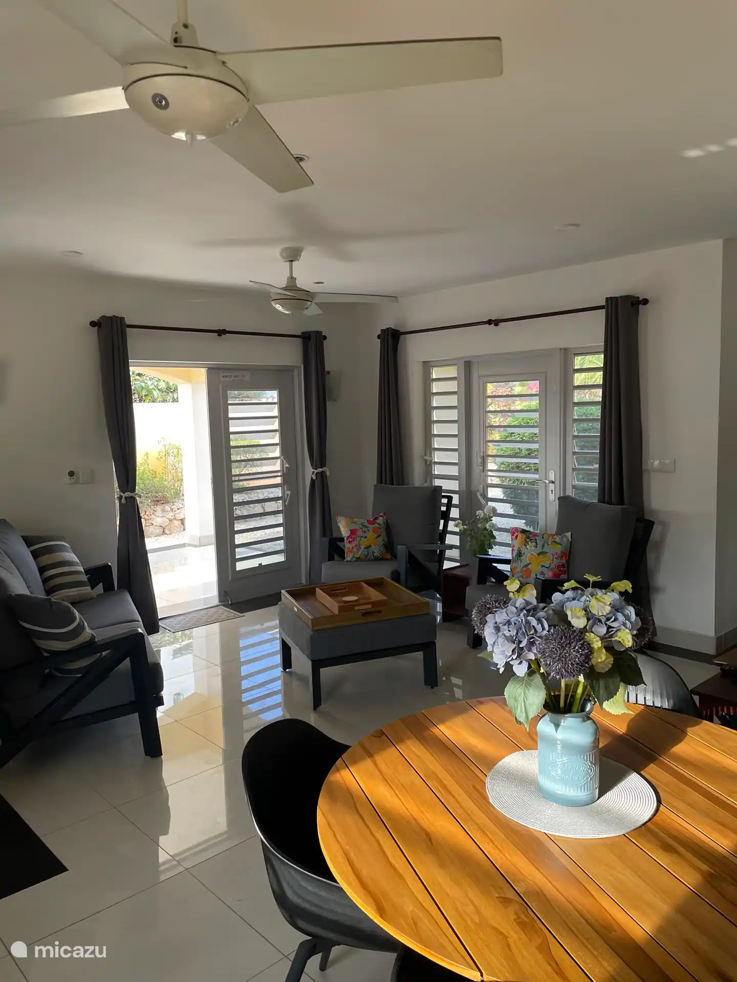 Zithoek en eettafel.