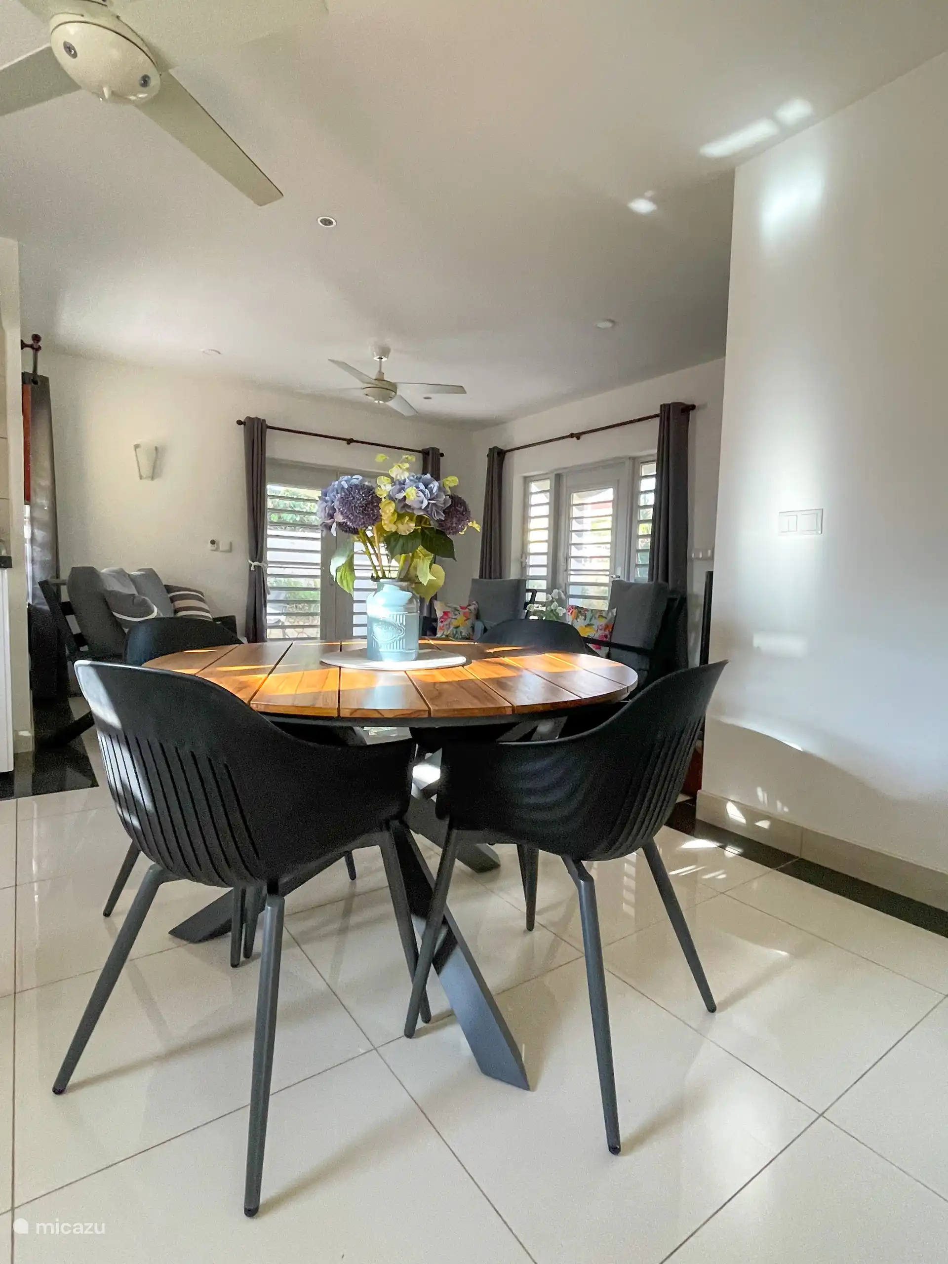 Ronde eettafel met 4 stoelen.