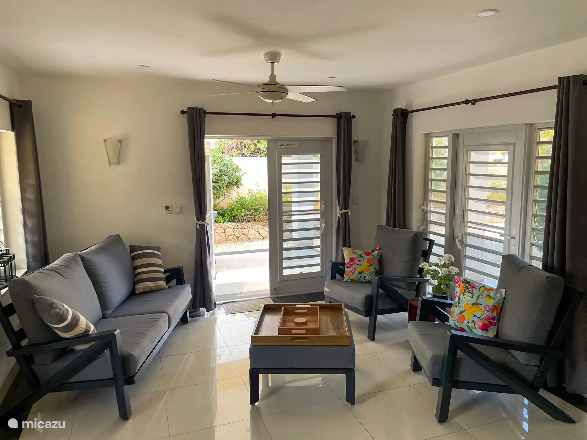 Ruime kamer met zithoek, smart-tv, eethoek en open keuken met toegang naar de porch.