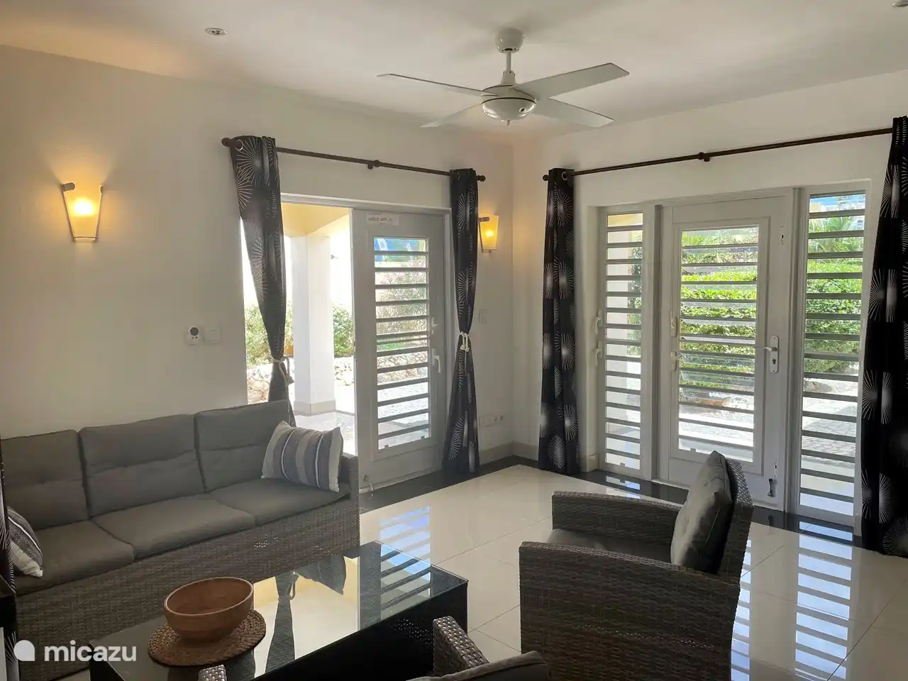 Woonkamer met toegang tot de porch. 