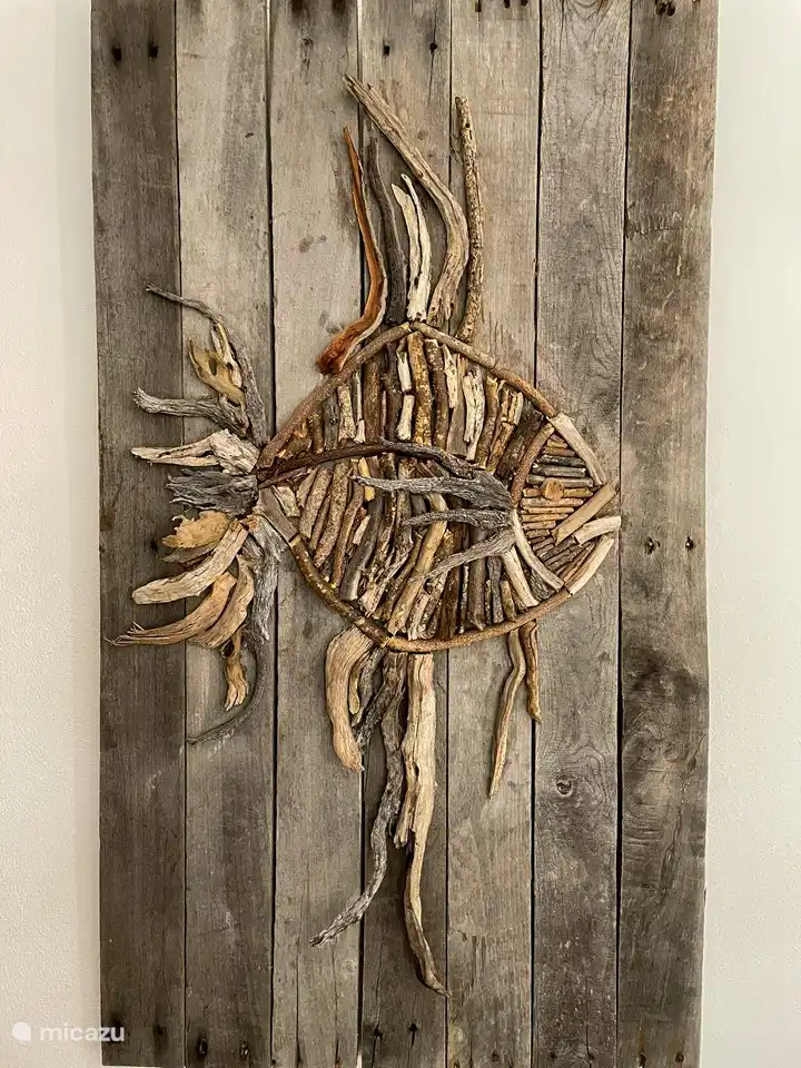 Decoratie in de woonkamer, gemaakt van drijfhout door een eilandbewoner.