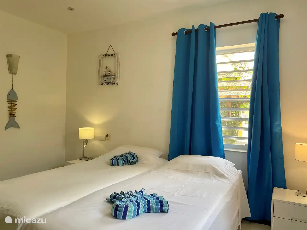 Slaapkamer 1 met op afstand bedienbare plafondventilator en airco. 