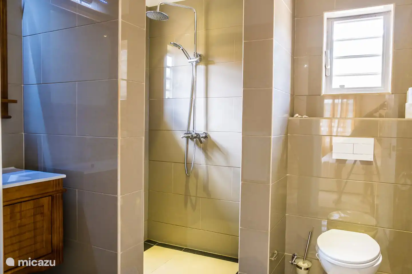 Badkamer 1 met wastafel, toilet, douche met warm water