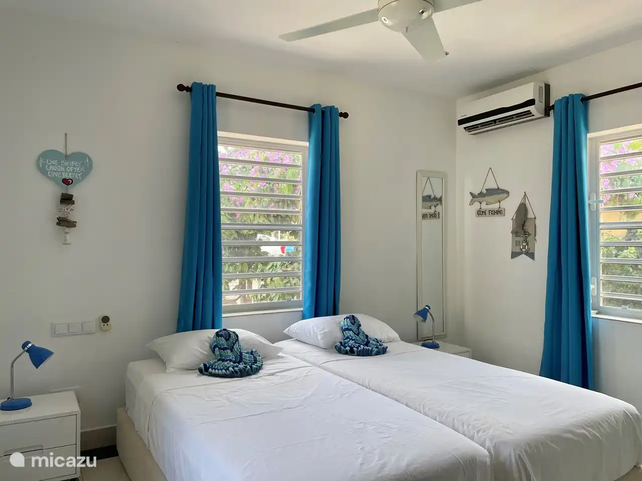 Slaapkamer 2 met op afstand bedienbare plafondventilator en airco. Ramen met shutters en horren.