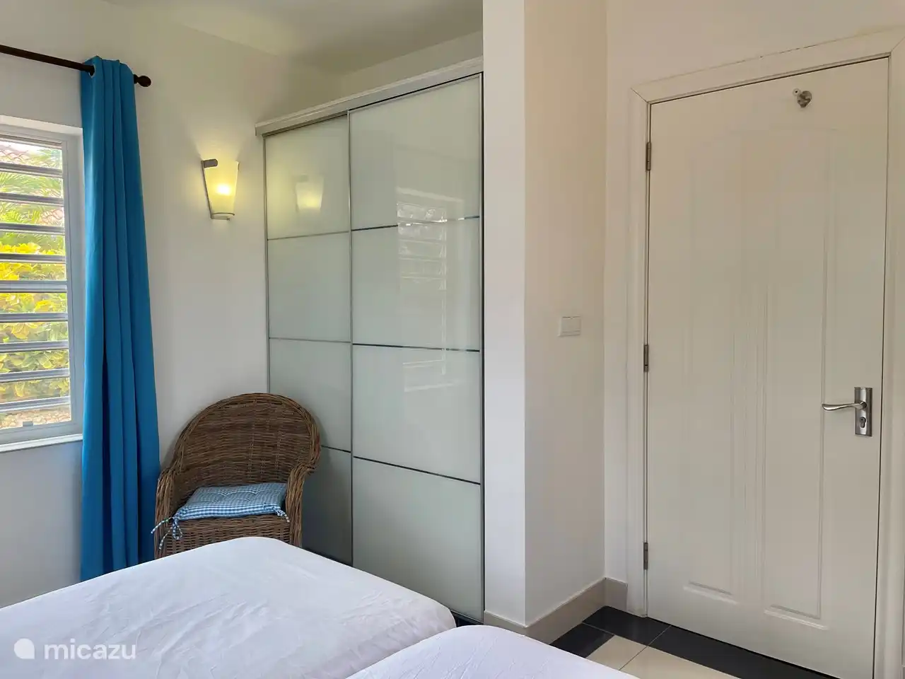 Slaapkamer 2 met kluisje in de kast