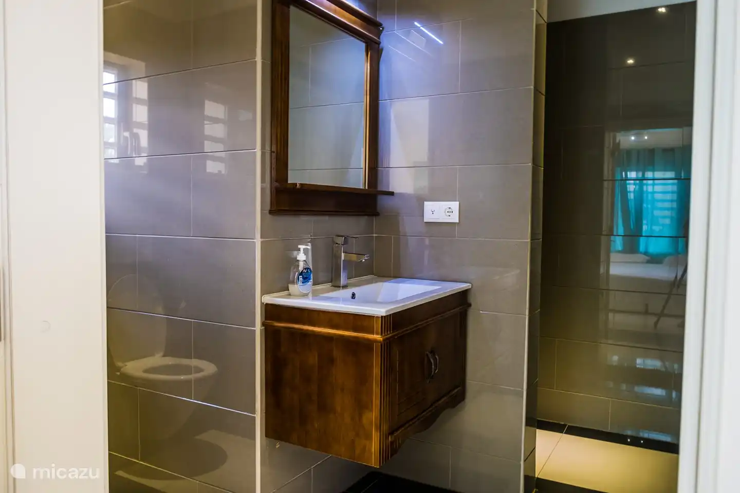 Badkamer 2 met douche, wastafel en toilet