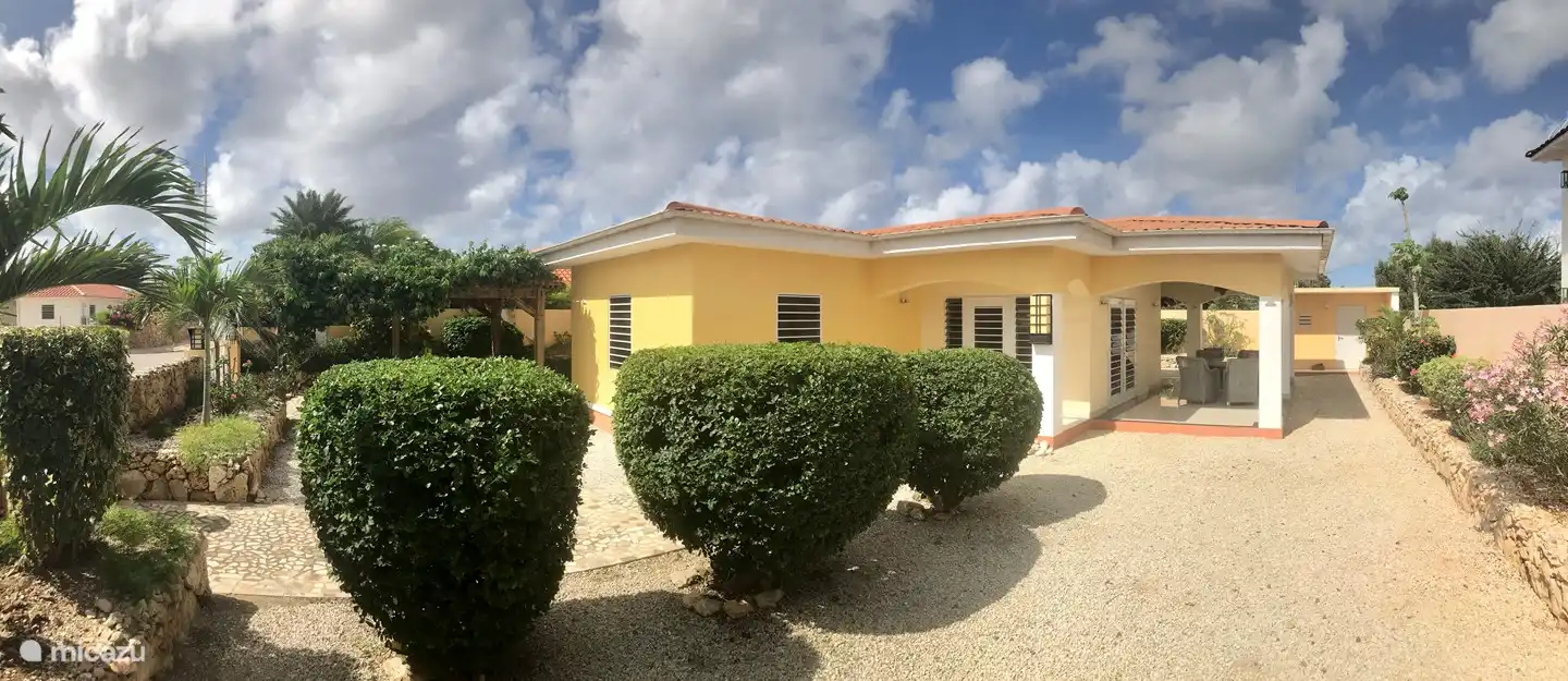 Panorama foto van het mooi gekleurde huis