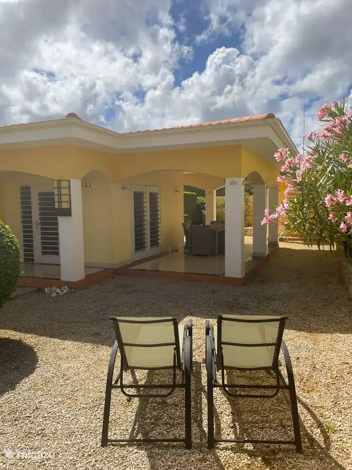 Welkom bij Villa 2 Courtyard Village, een heerlijk ruim huis met een mooie tuin en gemeenschappelijk magnazwembad op resort Courtyard Village