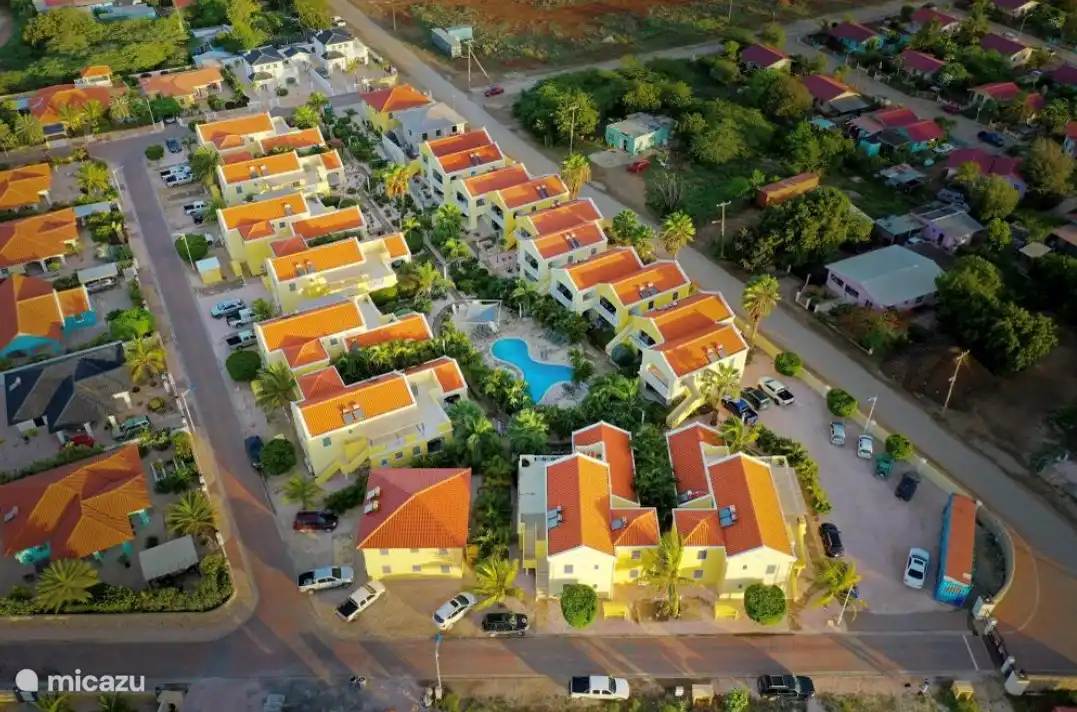 Onze villa is gelegen op een rustig klein resort met tropische tuin en een gemeenschappelijke magnapool. 