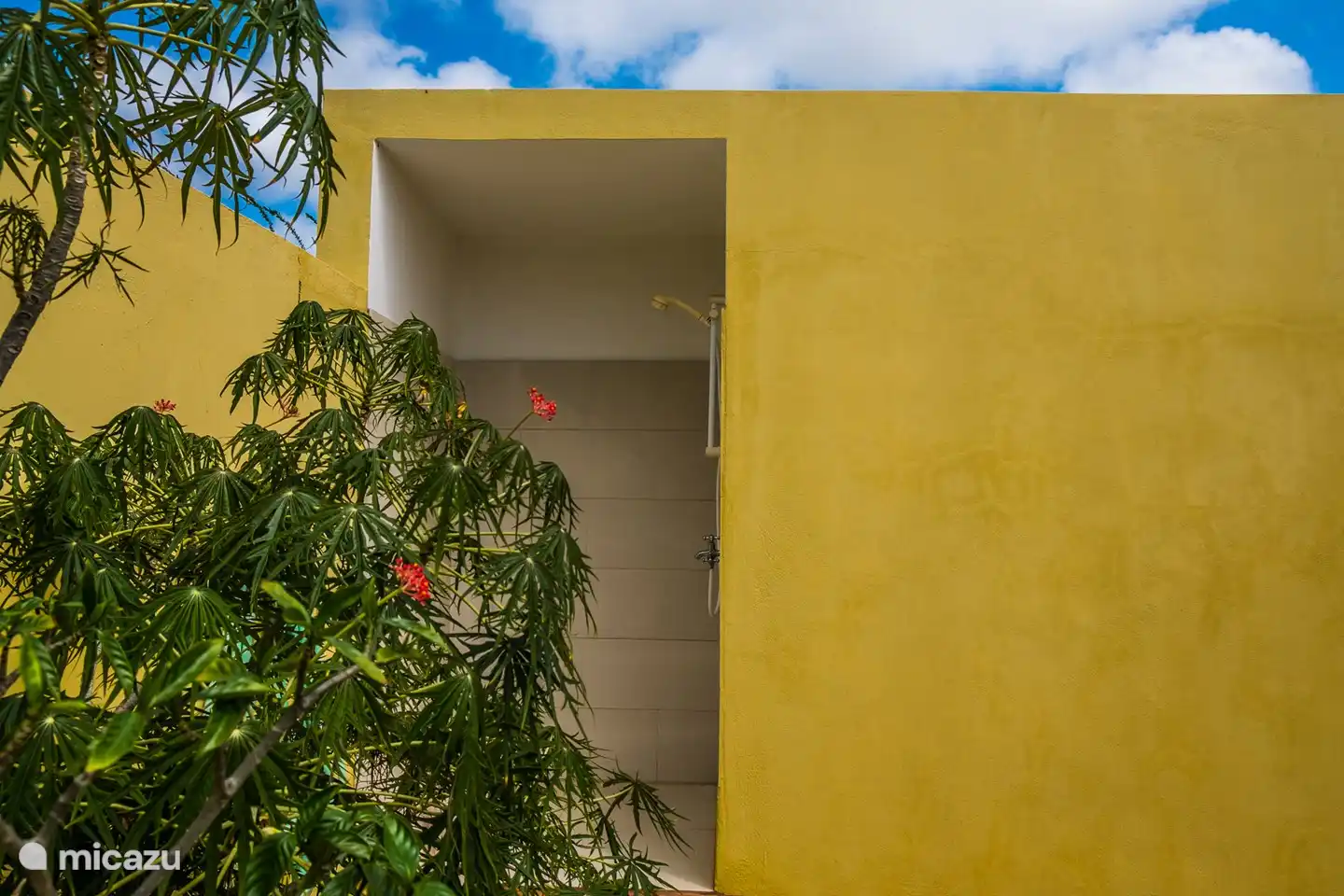 Een buitendouche in de achtertuin om bijvoorbeeld je spullen af te spoelen na een heerlijke duik in de prachtige onderwaterwereld bij Bonaire