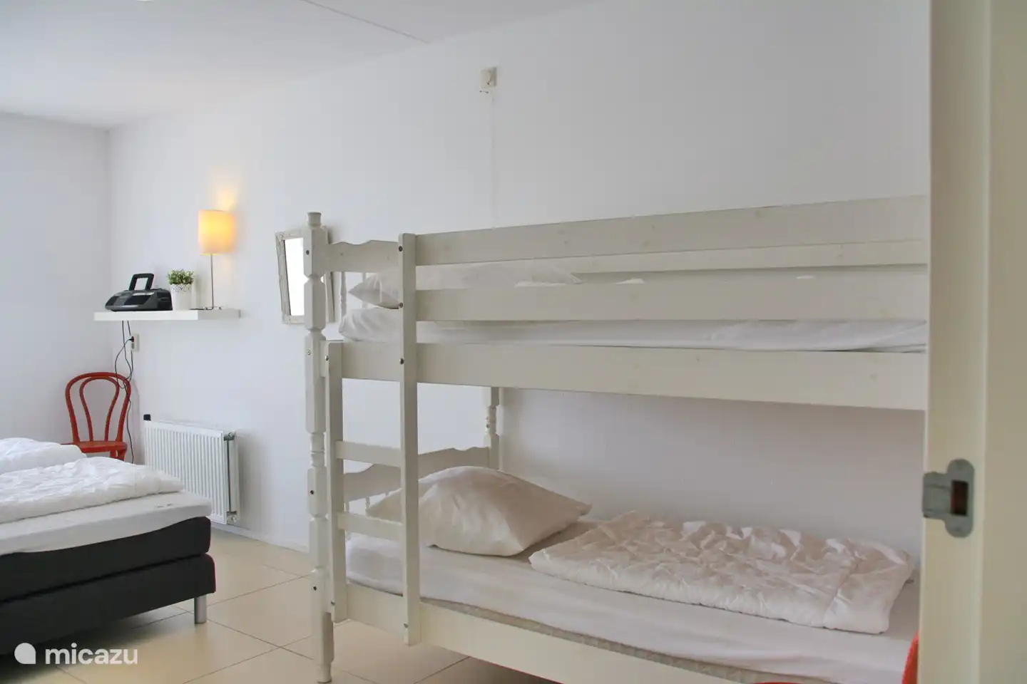 Schlafzimmer mit Doppelbett und Etagenbett