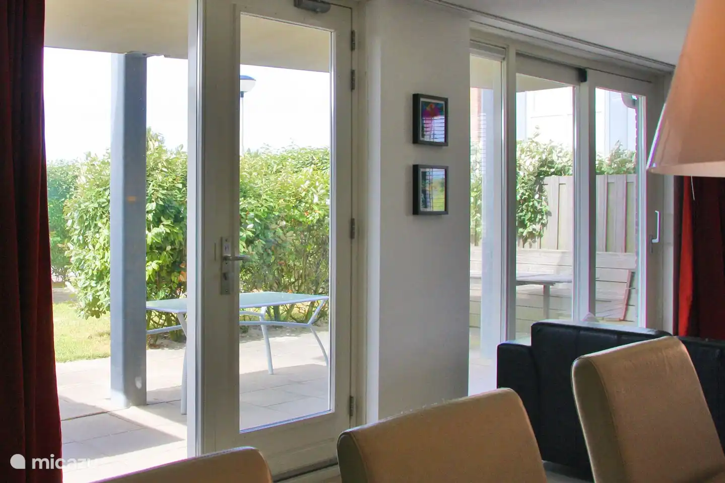 Blick auf die Terrasse mit umzäuntem Garten