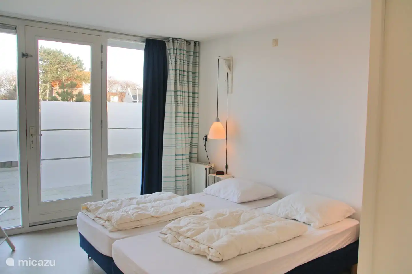 dormitorio con camas box spring