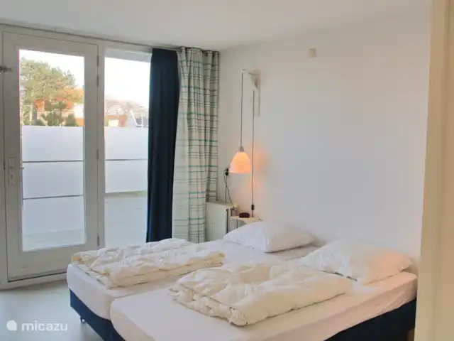 Beachlife 2 huren in Nederland, Noord-Holland, Callantsoog - vakantiehuis slaapkamer met boxspring bedden