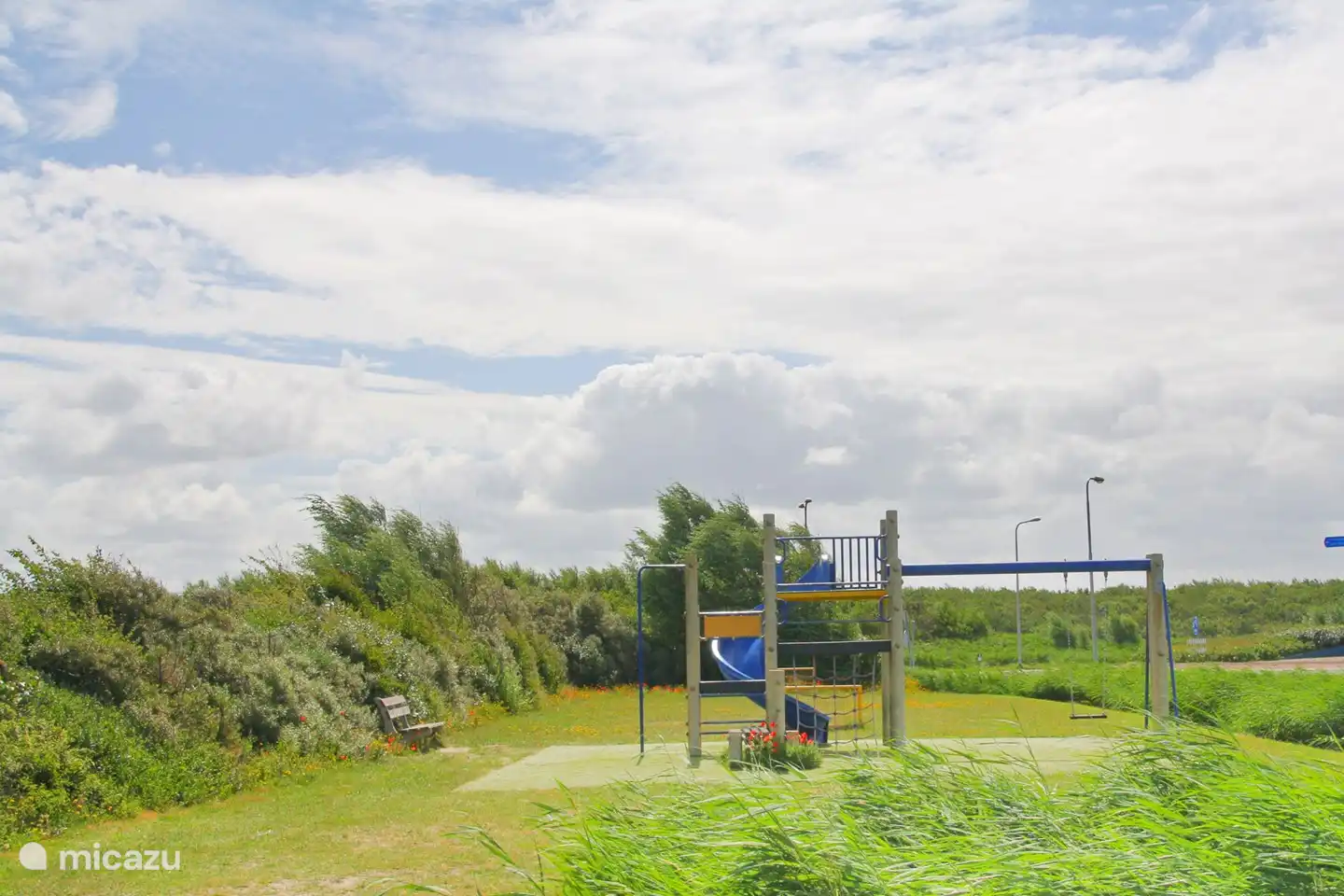 parque infantil cerca de la vida en la playa