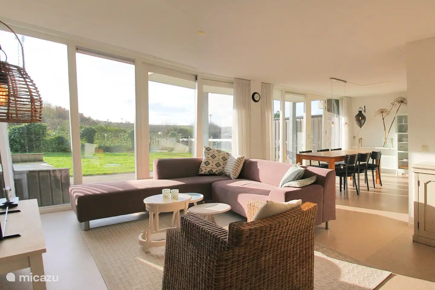 sala de estar con vista al jardín