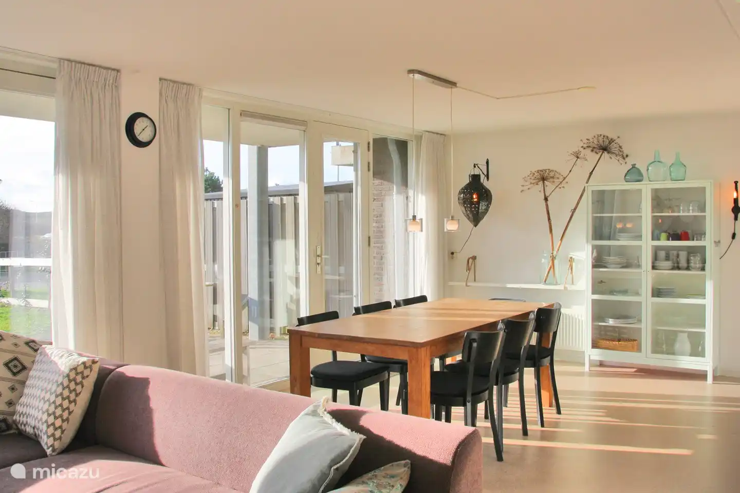 mesa de comedor con sillas