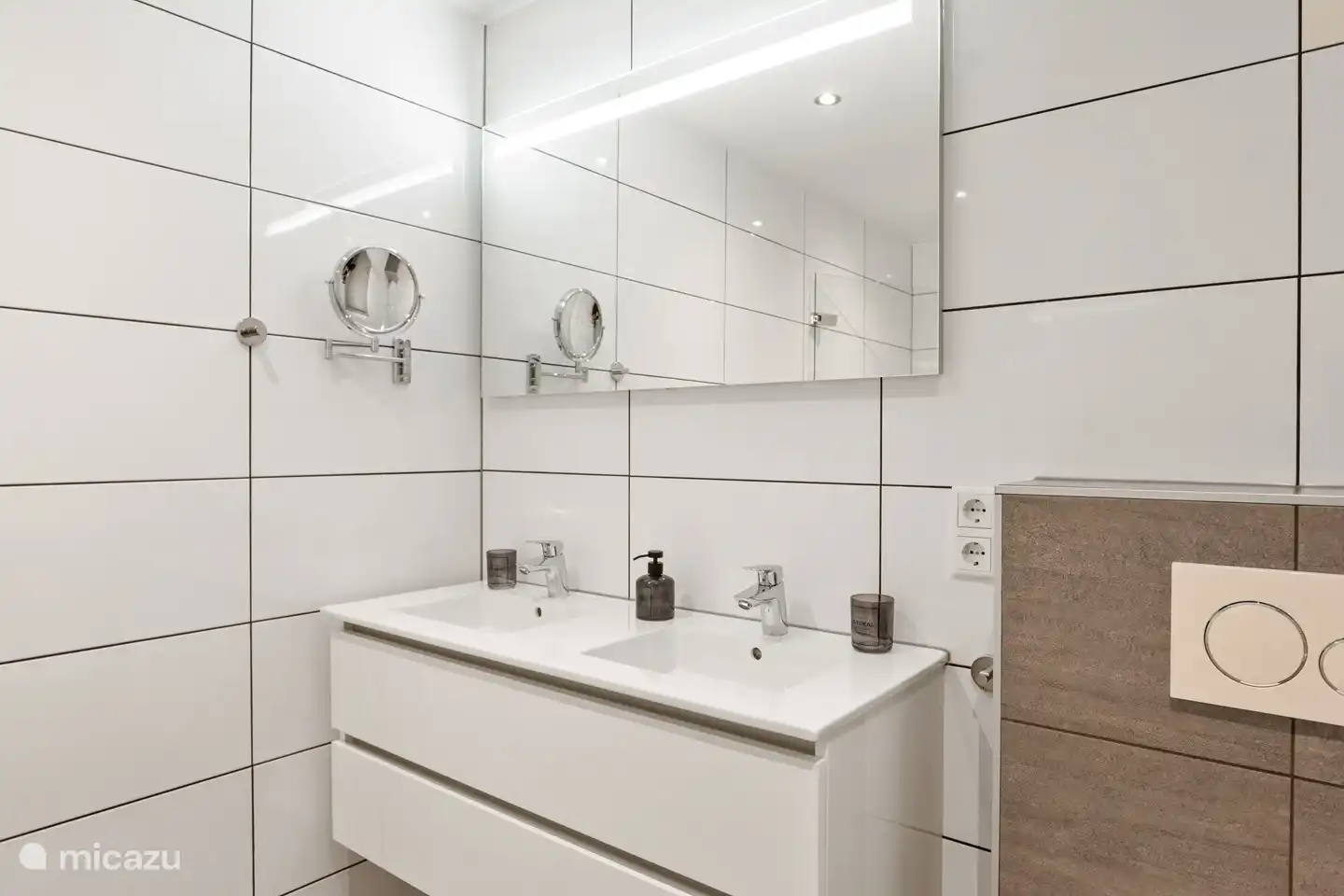 Doppelwaschbecken im Badezimmer