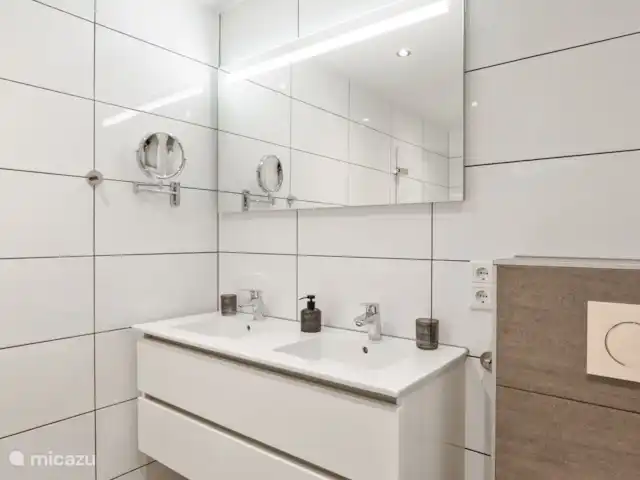 Bosrust huren in Nederland, Overijssel, Ommen - bungalow Dubbele wastafel in de badkamer