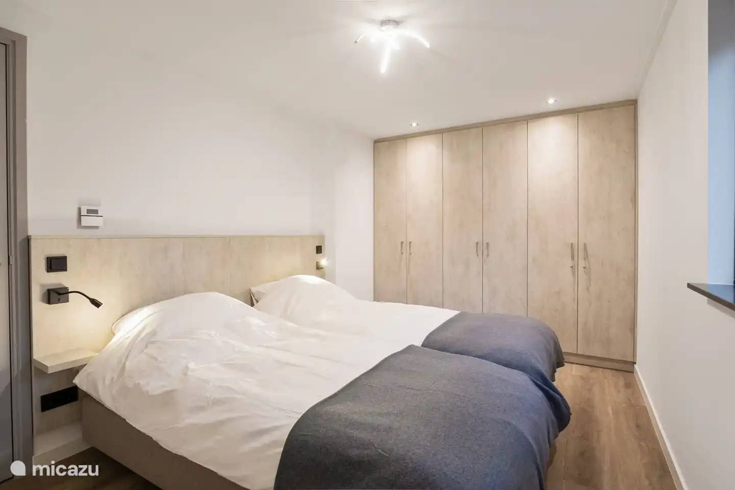 Geräumiges Schlafzimmer mit Boxspring