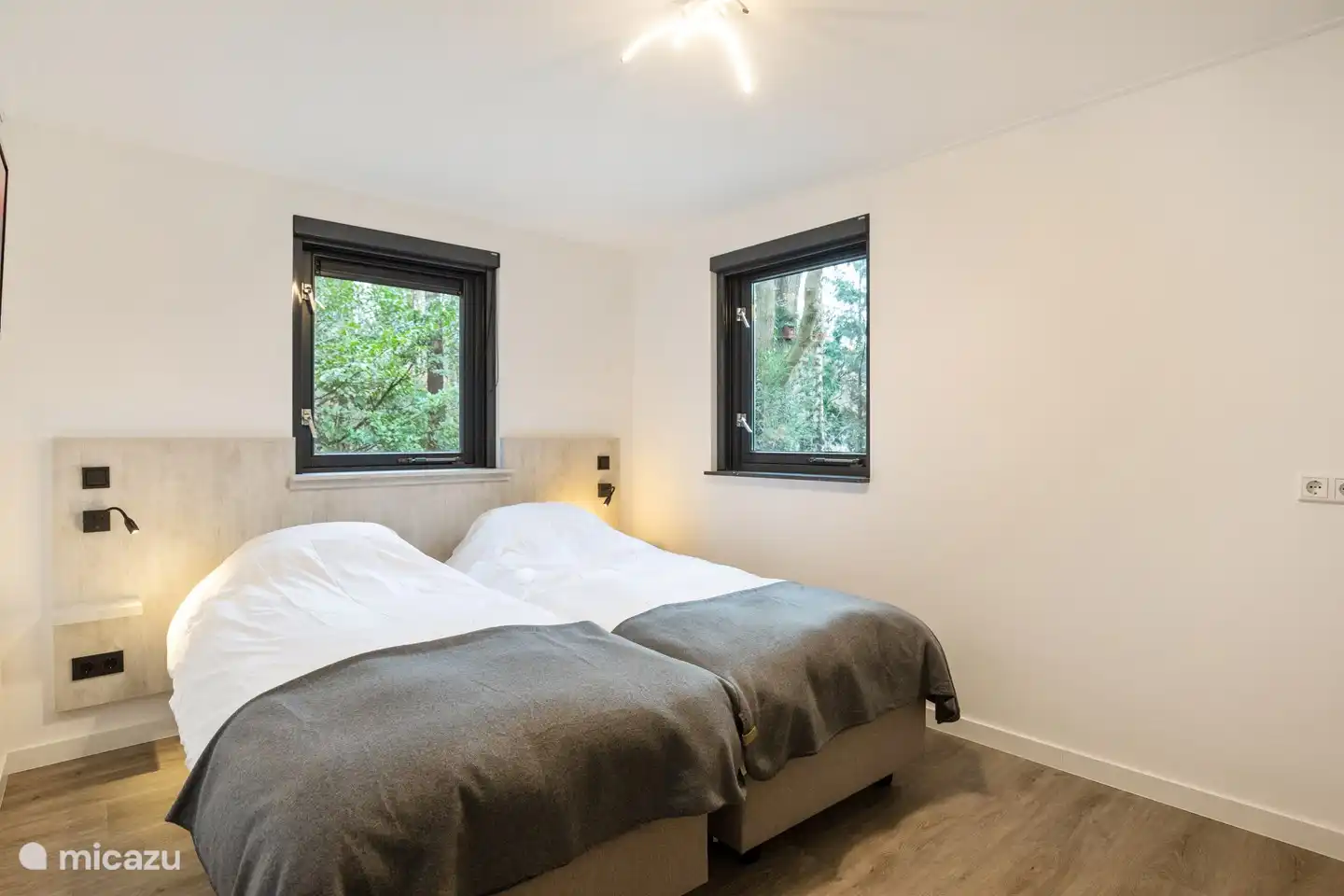 Geräumiges Schlafzimmer mit Boxspring