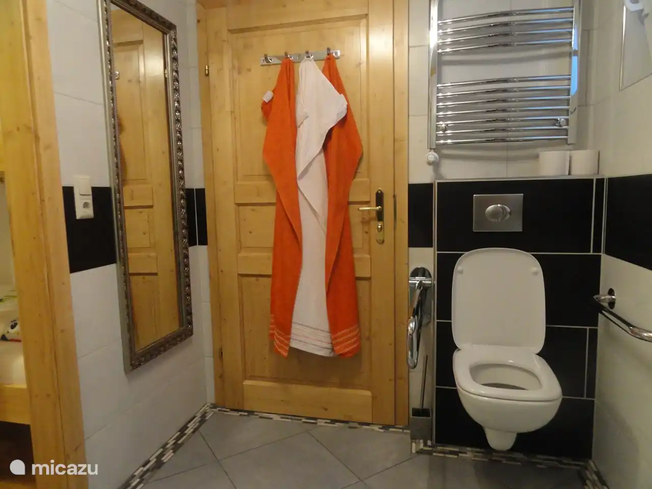 Badezimmer mit WC, Dusche und Waschbecken