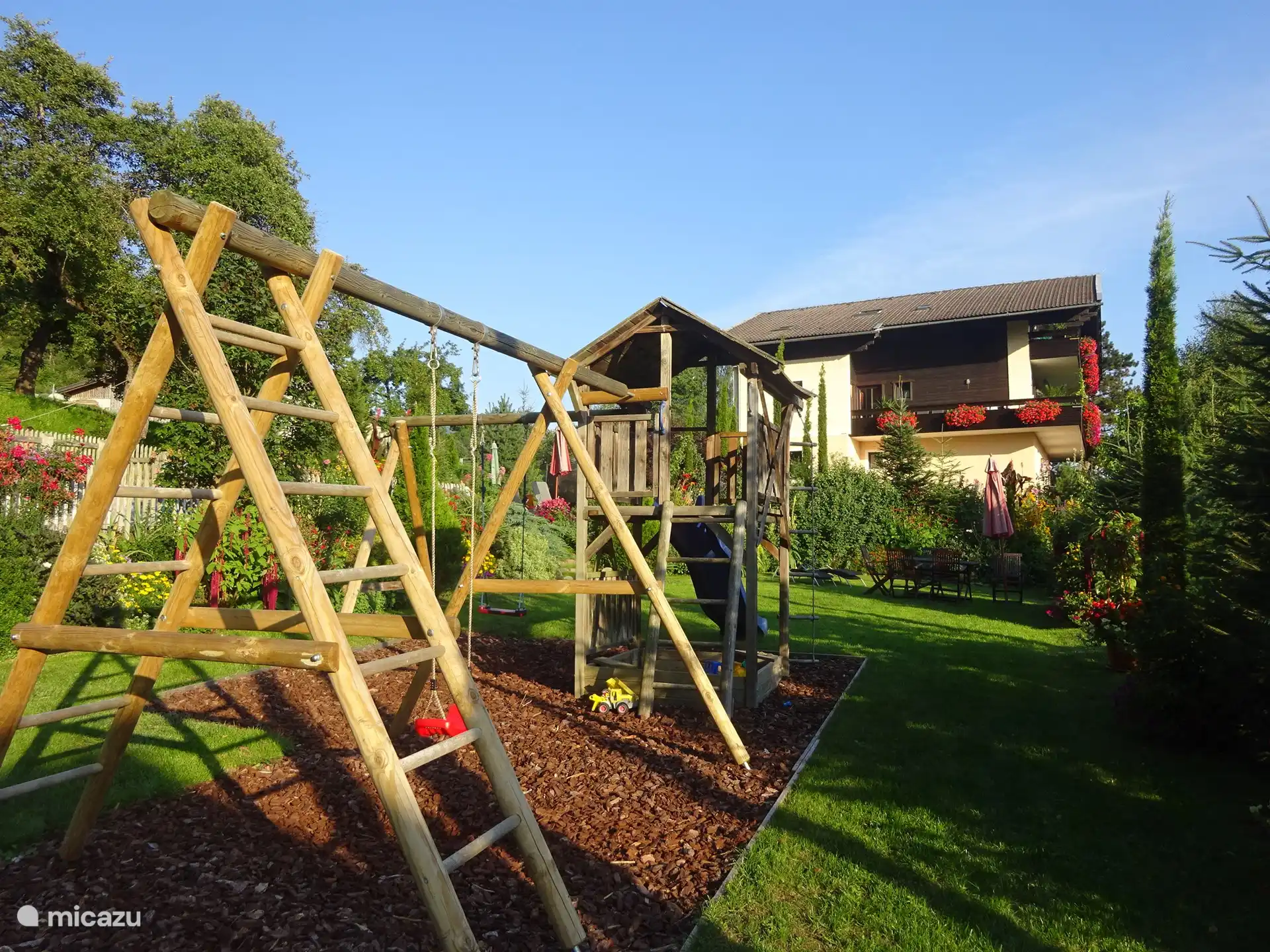 Auch an die Kleinen haben wir gedacht, mit diesem Spielplatz, der für viel Spaß und Freude sorgt.