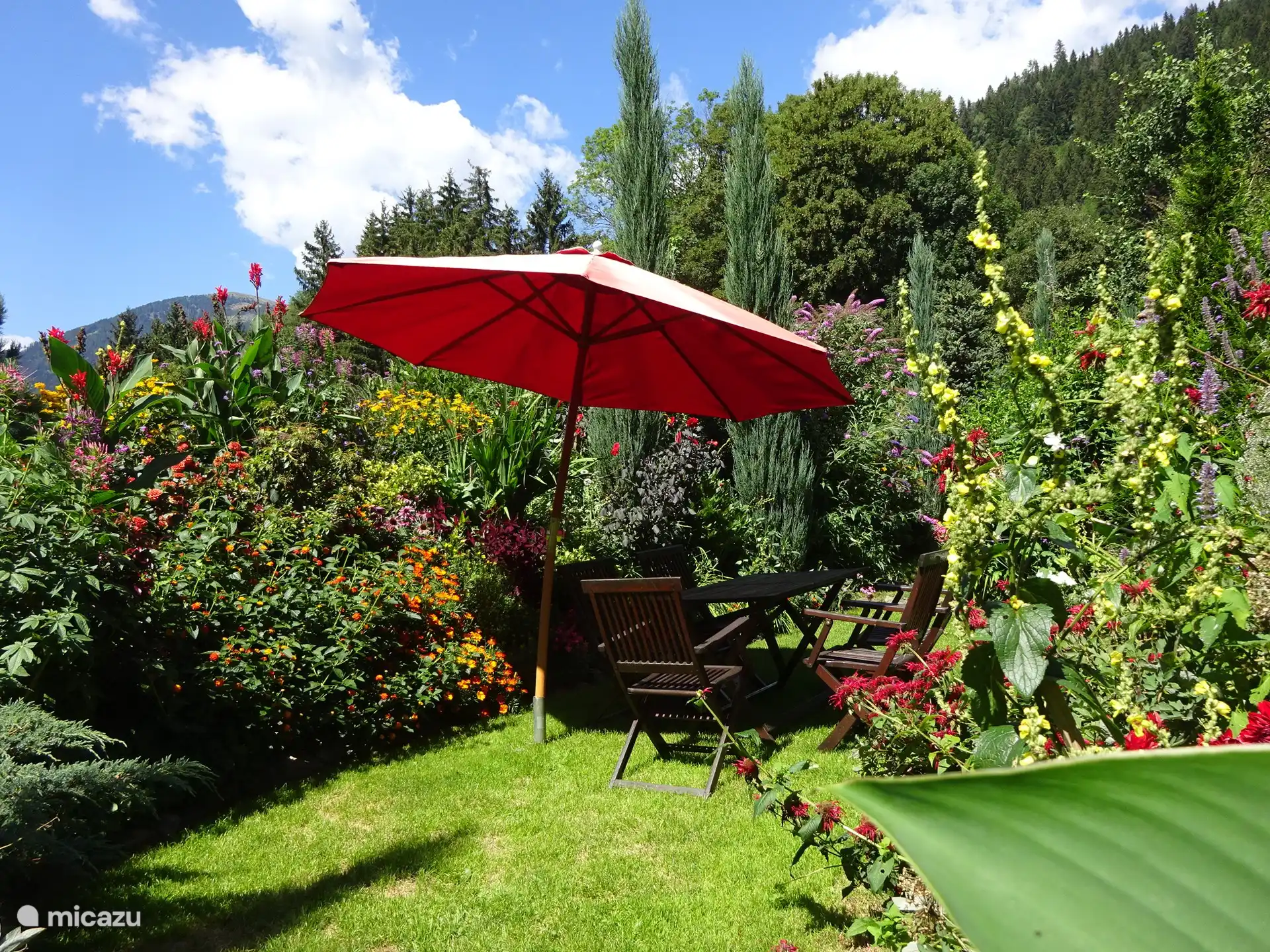 Parkähnlicher Garten lädt zum Entspannen und Genießen ein
