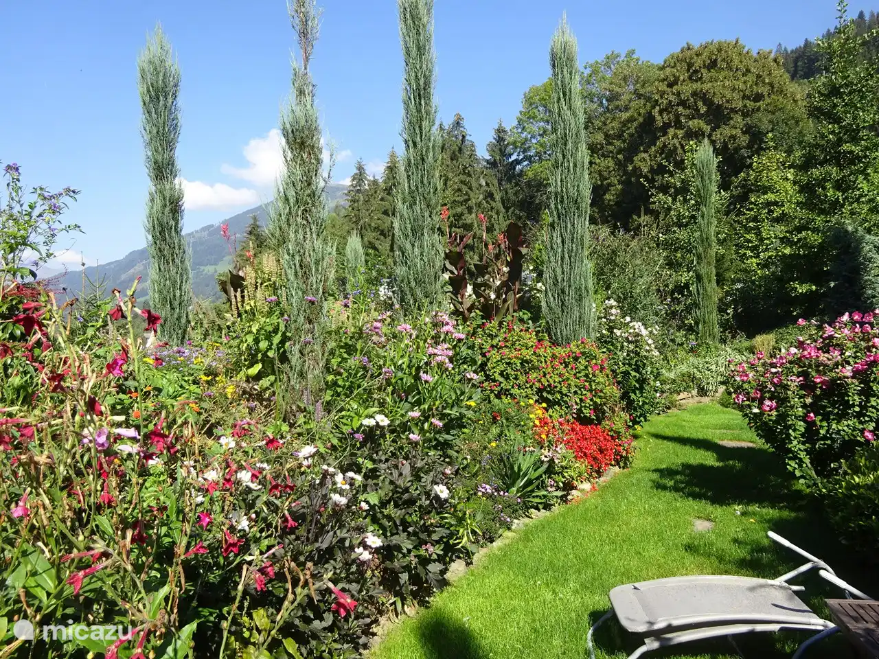 Parkartiger Garten mit vielen Sitzbereichen