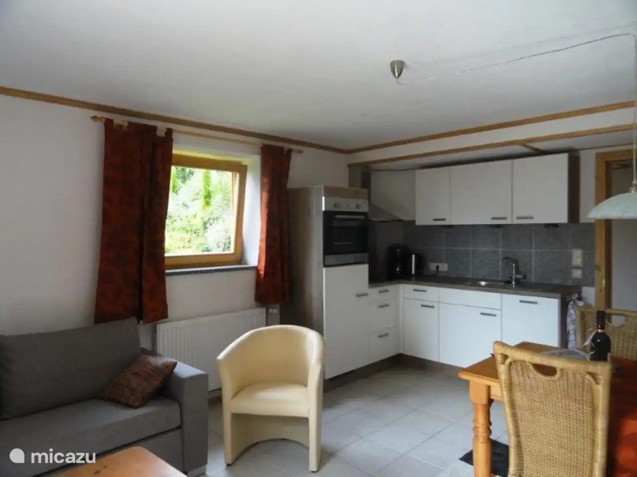 Gemütliches Wohnzimmer mit moderner Küche