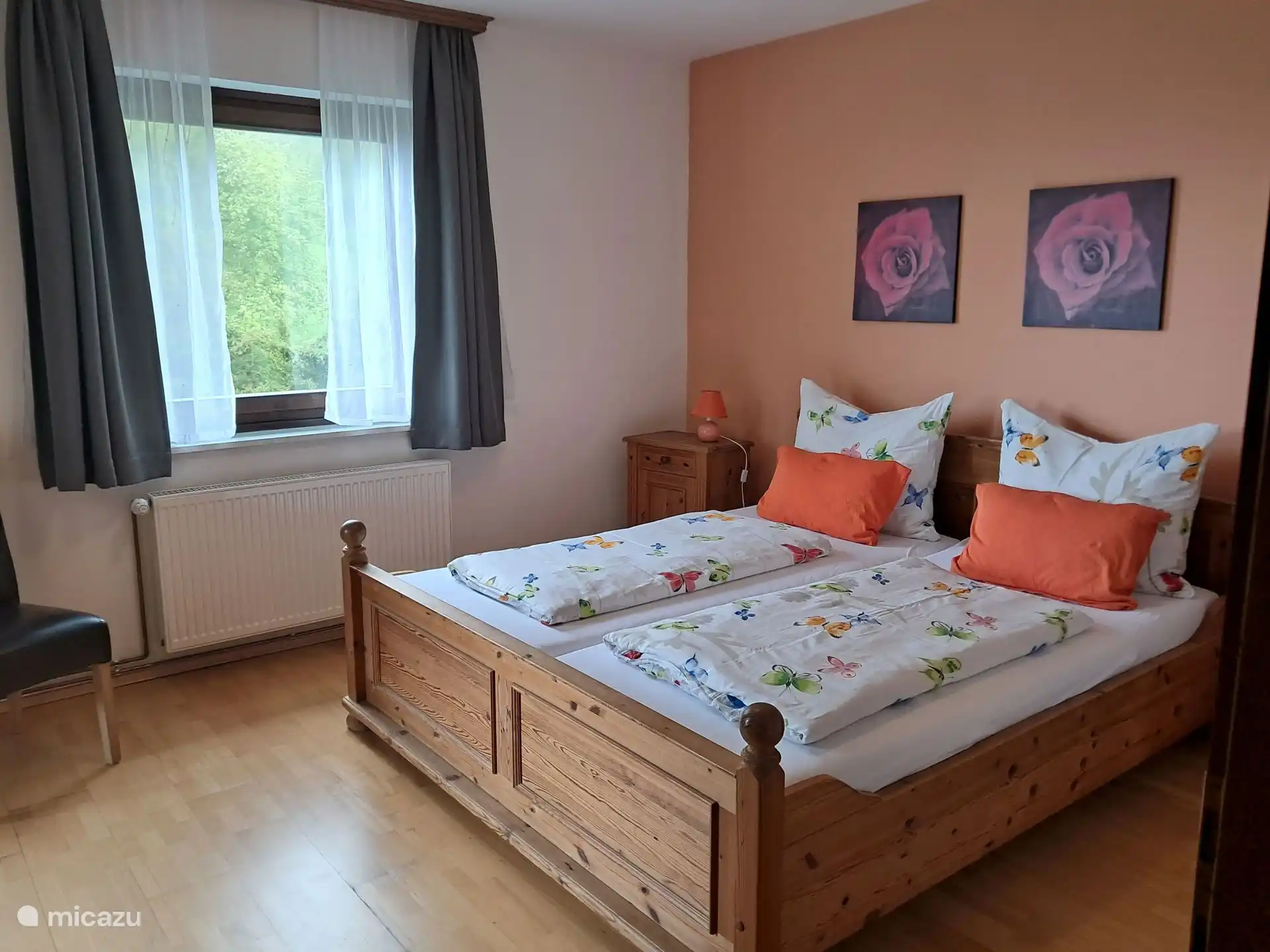 Grote slaapkamer vakantiewoning Anemoon met een extragroot tweepersoonsbed: 1.80 x 2.15 Meter. Zeer geschikt voor lange mensen!
