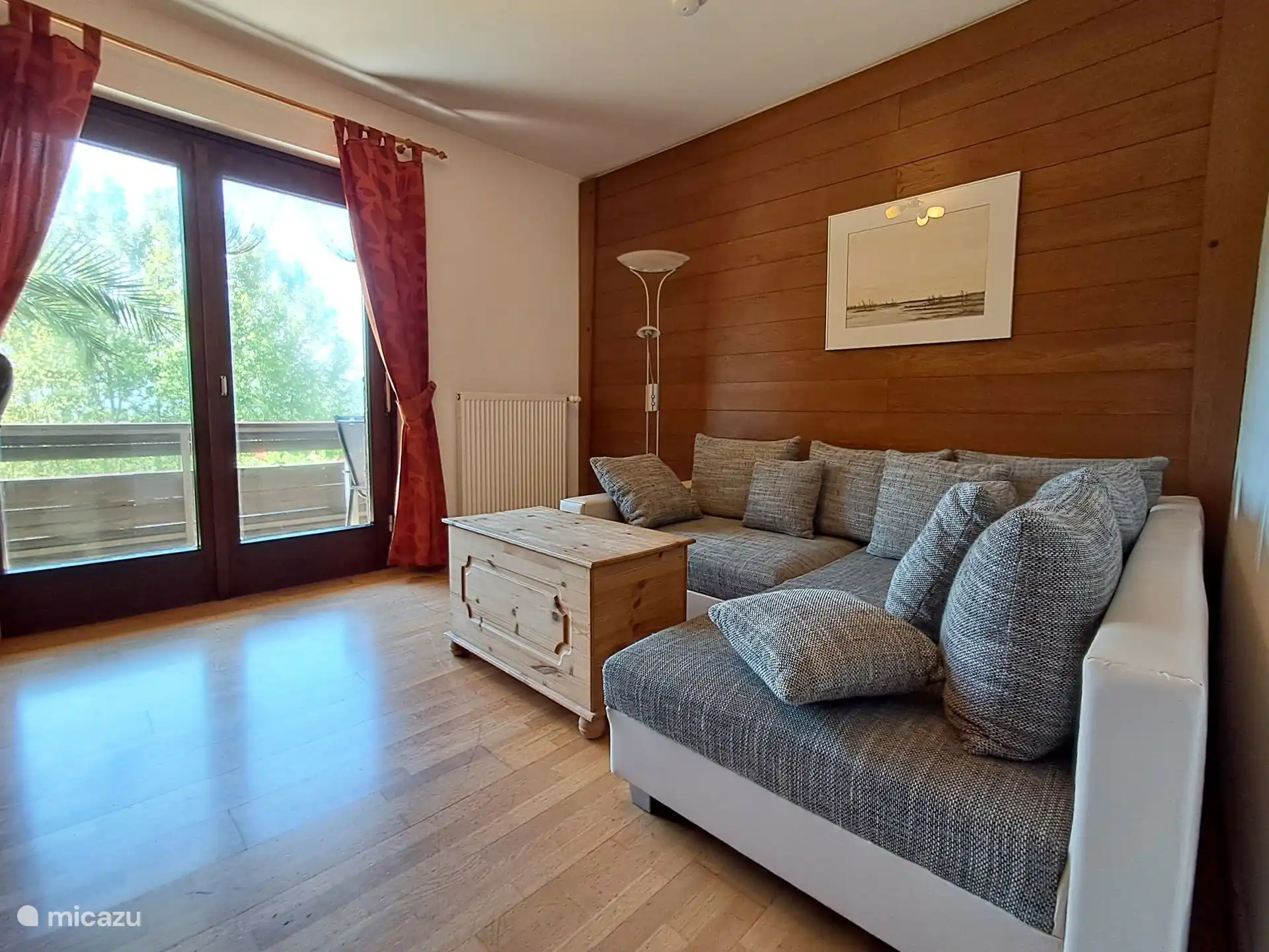 De woonkamer vakantiewoning Anemoon met een hoekbank om heerlijk te ontspannen. Deze hoekbank kan ook als slaapbank gebruikt worden. Uitgetrokken heeft het maten van een normaal tweepersoonsbed.
