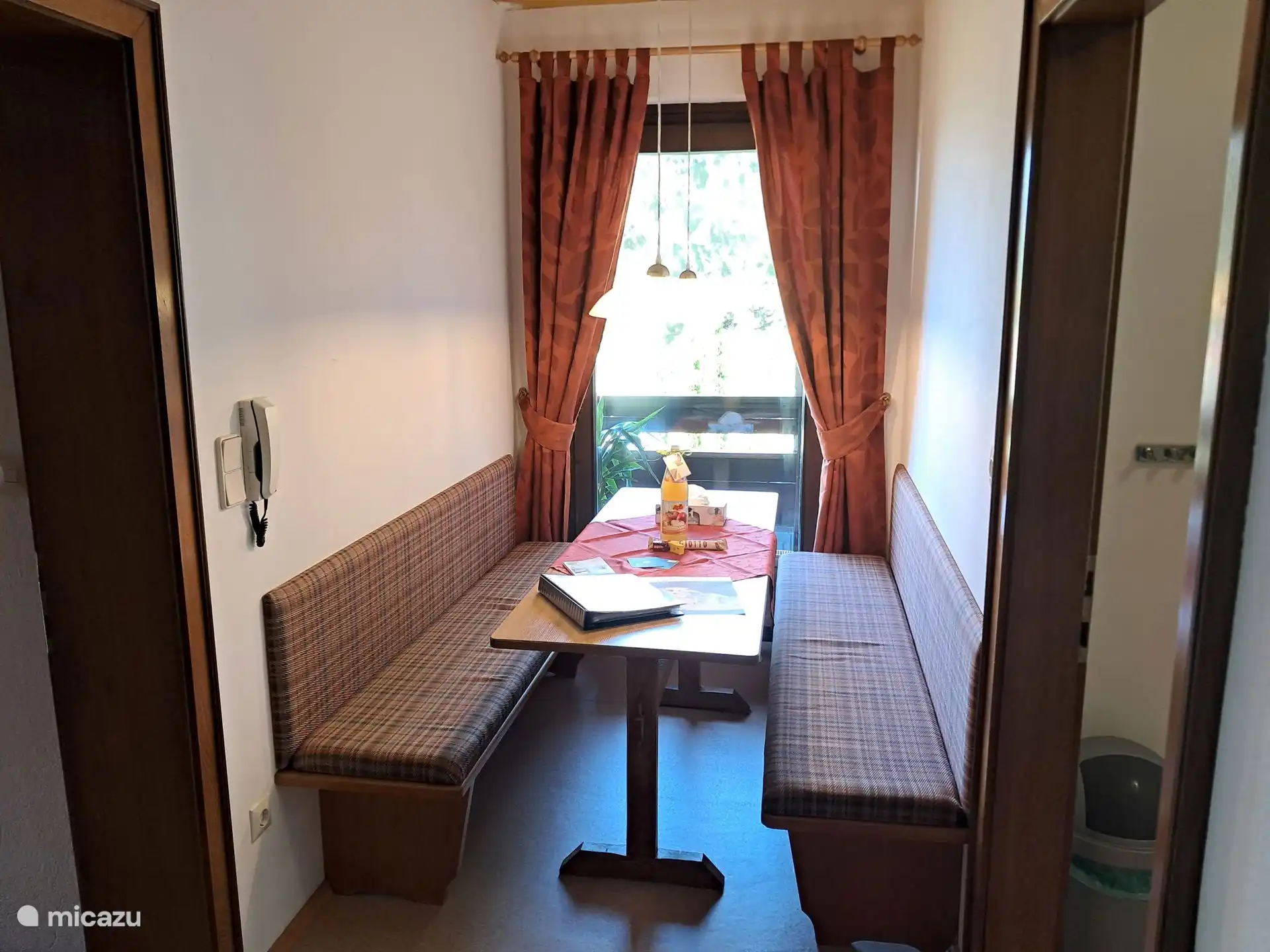 Gezellige Eethoek in vakantiewoning Anemoon