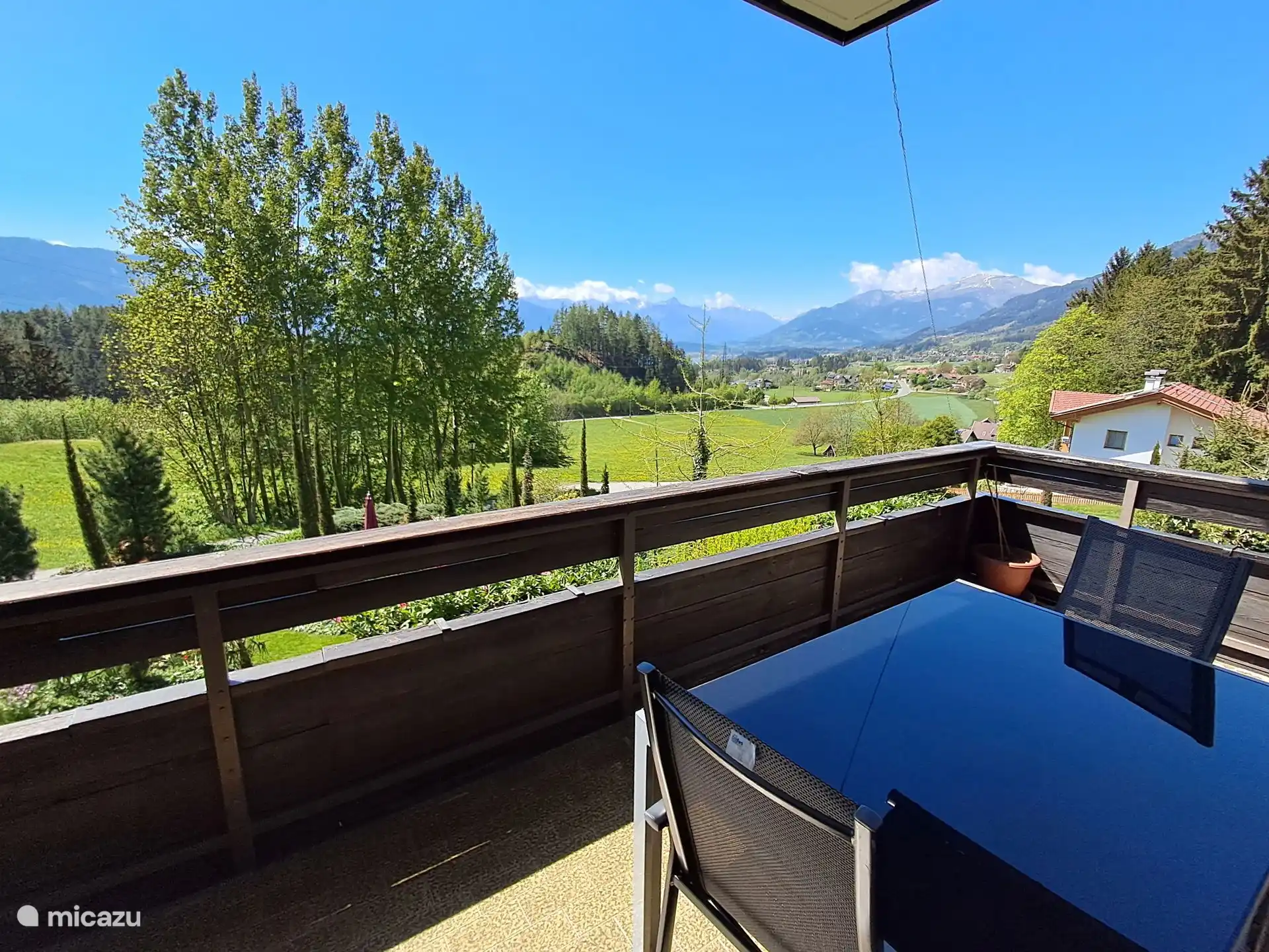 Vakantiewoning Anemoon heeft een zeer groot balkon met prachtig uitzicht.
