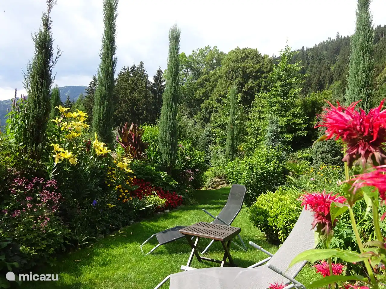 Setzen Sie sich und entspannen Sie sich zwischen den Blumen