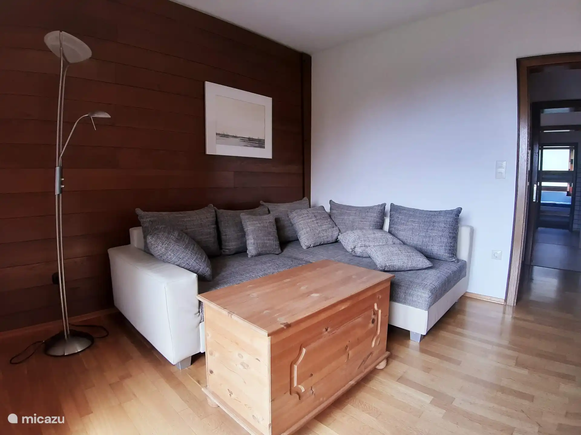 Gemütliches Wohnzimmer mit einem schönen Relax-Sofa. Ausgezogen ist es ein Doppelbett von 1,60 x 2,00 Metern.