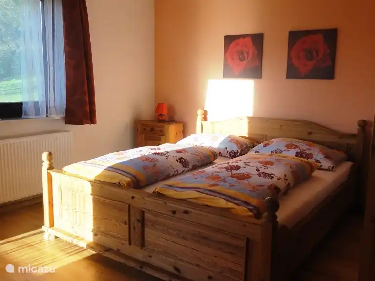 Das große Schlafzimmer mit einem Doppelbett XL, 1,80 x 2,15 Meter