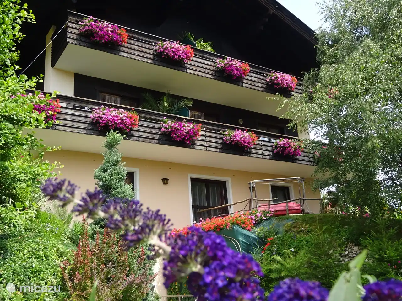 Die Anemoon-Residenz befindet sich links im ersten Stock und verfügt über einen Balkon an der Vorder- und Seite des Hauses