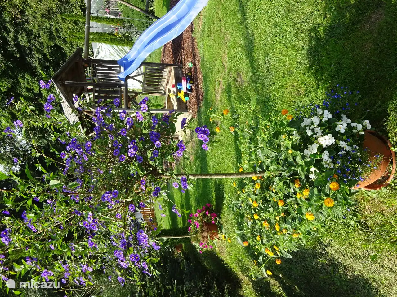 Spielturm mit Sandkasten