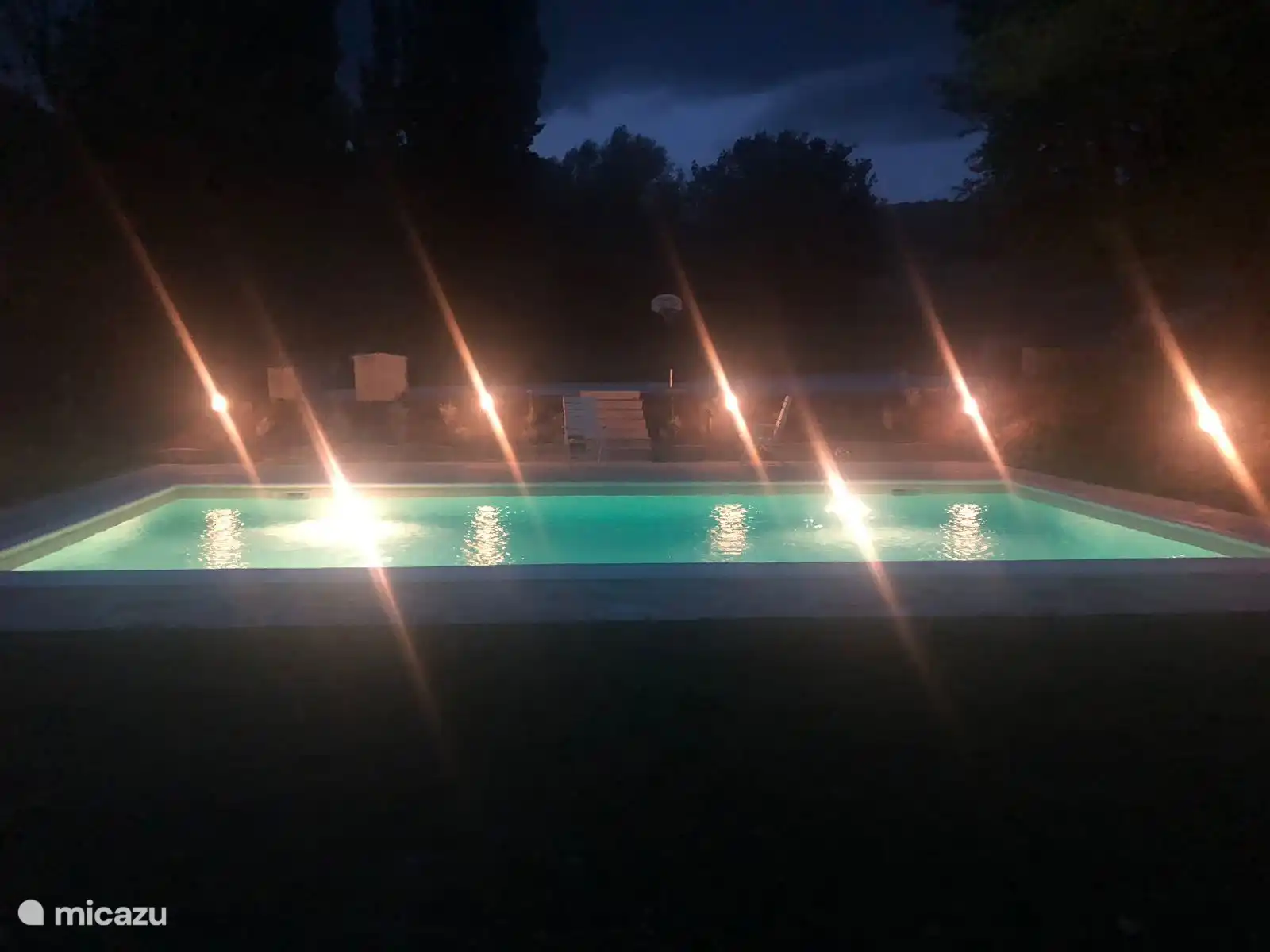 Zwembad bij avond