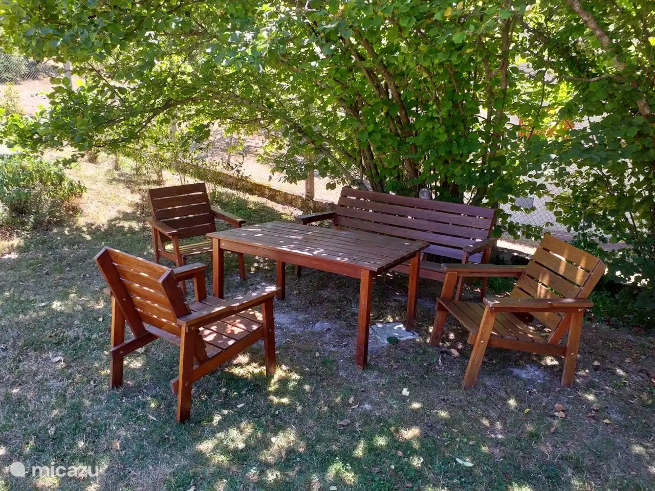 Zithoek tuin onder de hazelaars
