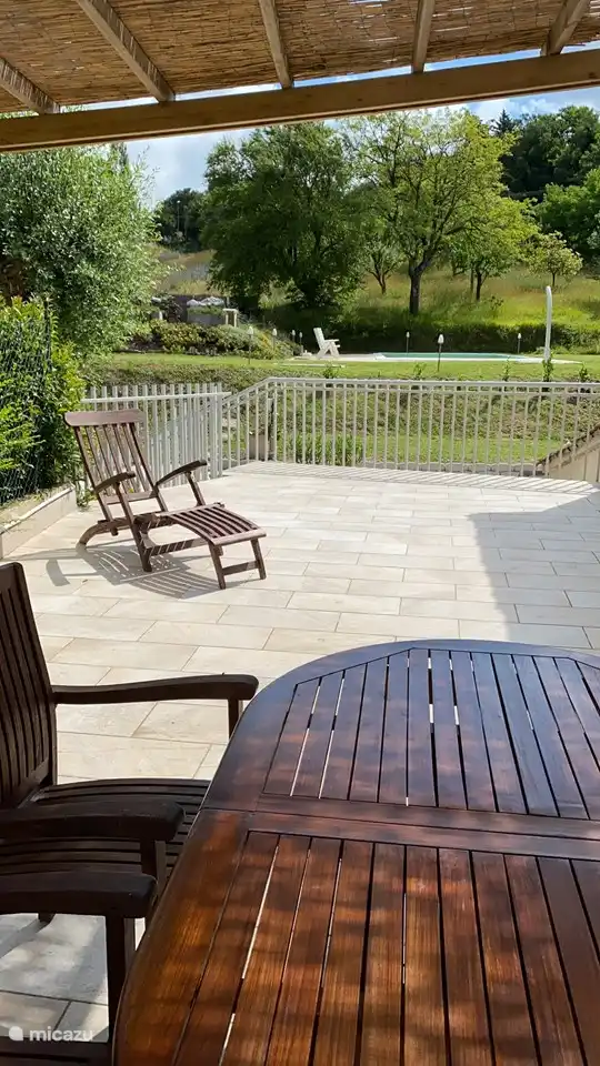 Zicht op zwembad vanuit terras