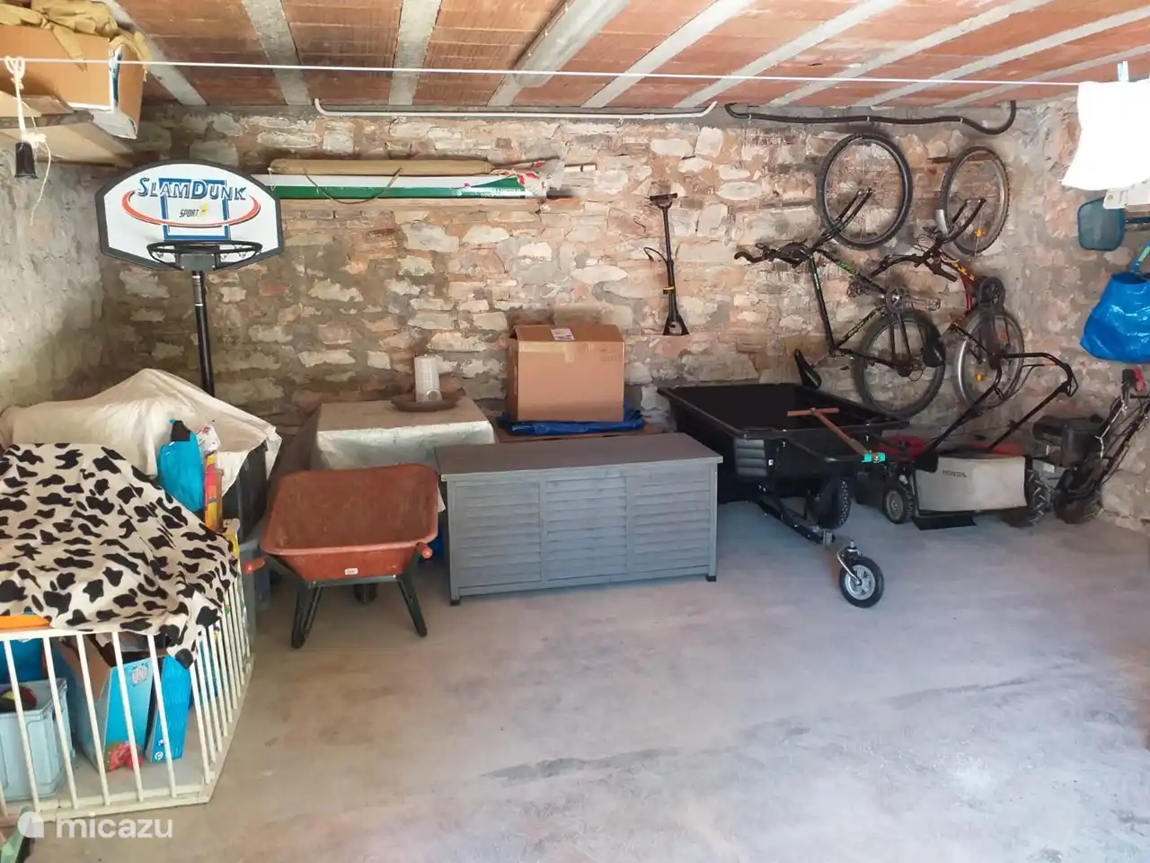 Garage met bolderkar, fietsen en speelgoed