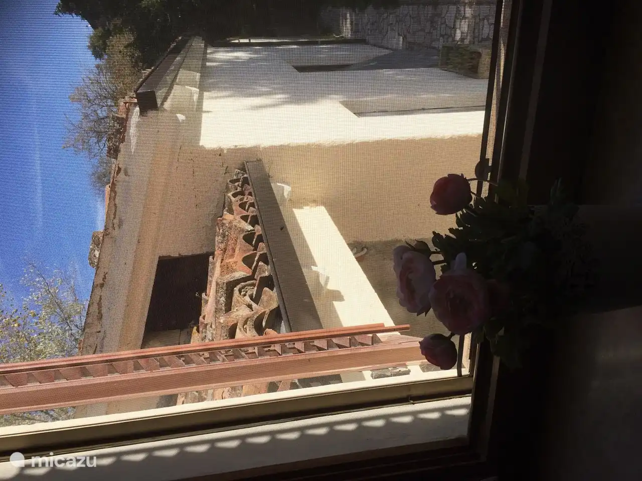 zicht vanuit woonkamer richting garage