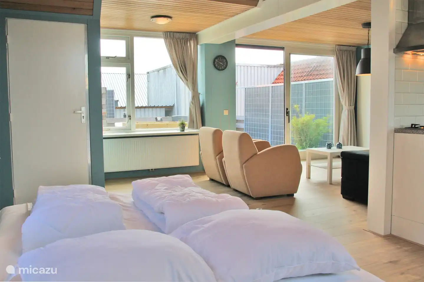 Schlafsofa im Wohnzimmer ausgeklappt