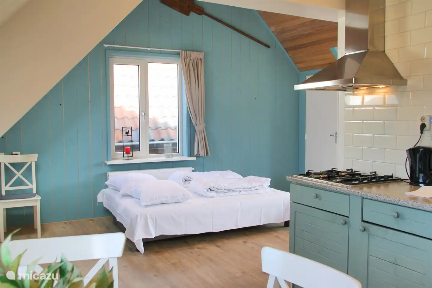 Schlafsofa im Wohnzimmer ausgeklappt