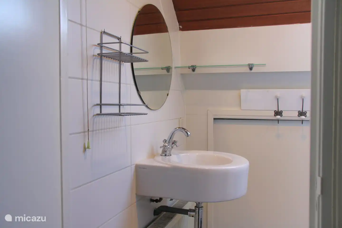 Badezimmer mit Waschbecken und Dusche