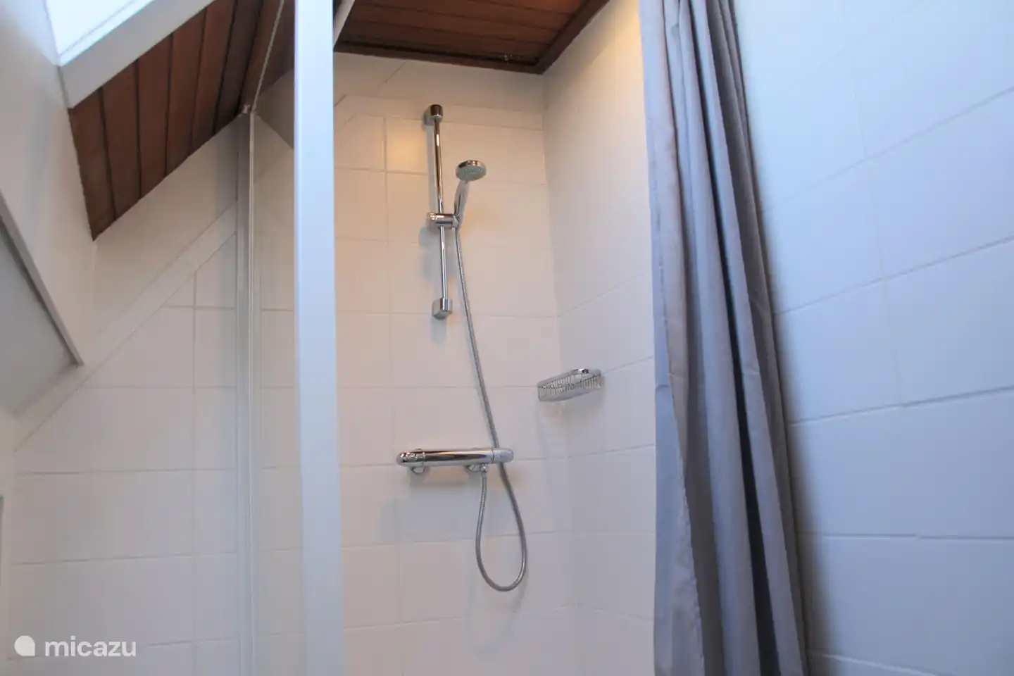 Badezimmer mit Waschbecken und Dusche